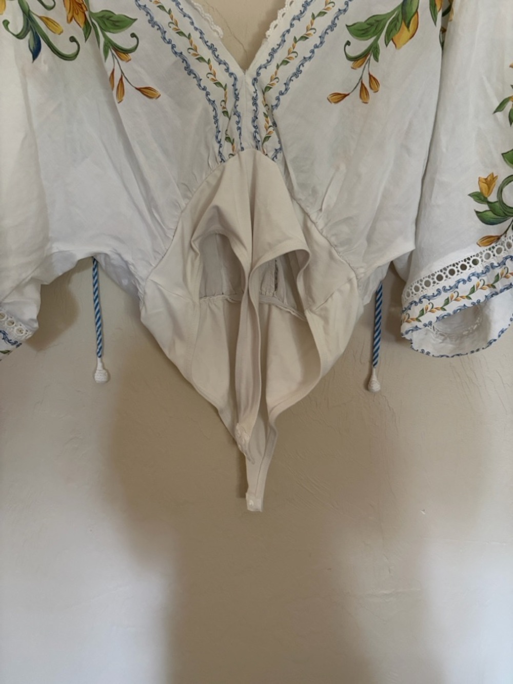 Farm Rio White Floral V-Neck Embroidered Body Suit. Excellent Condition! - Picture 4 of 7